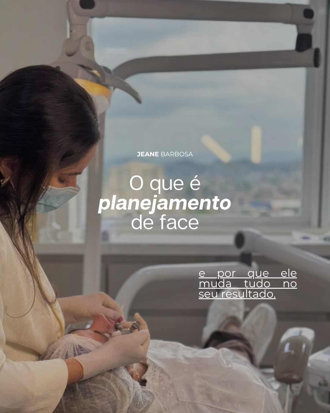 foto da Dra. Jeane realizando avaliação facial individualizada